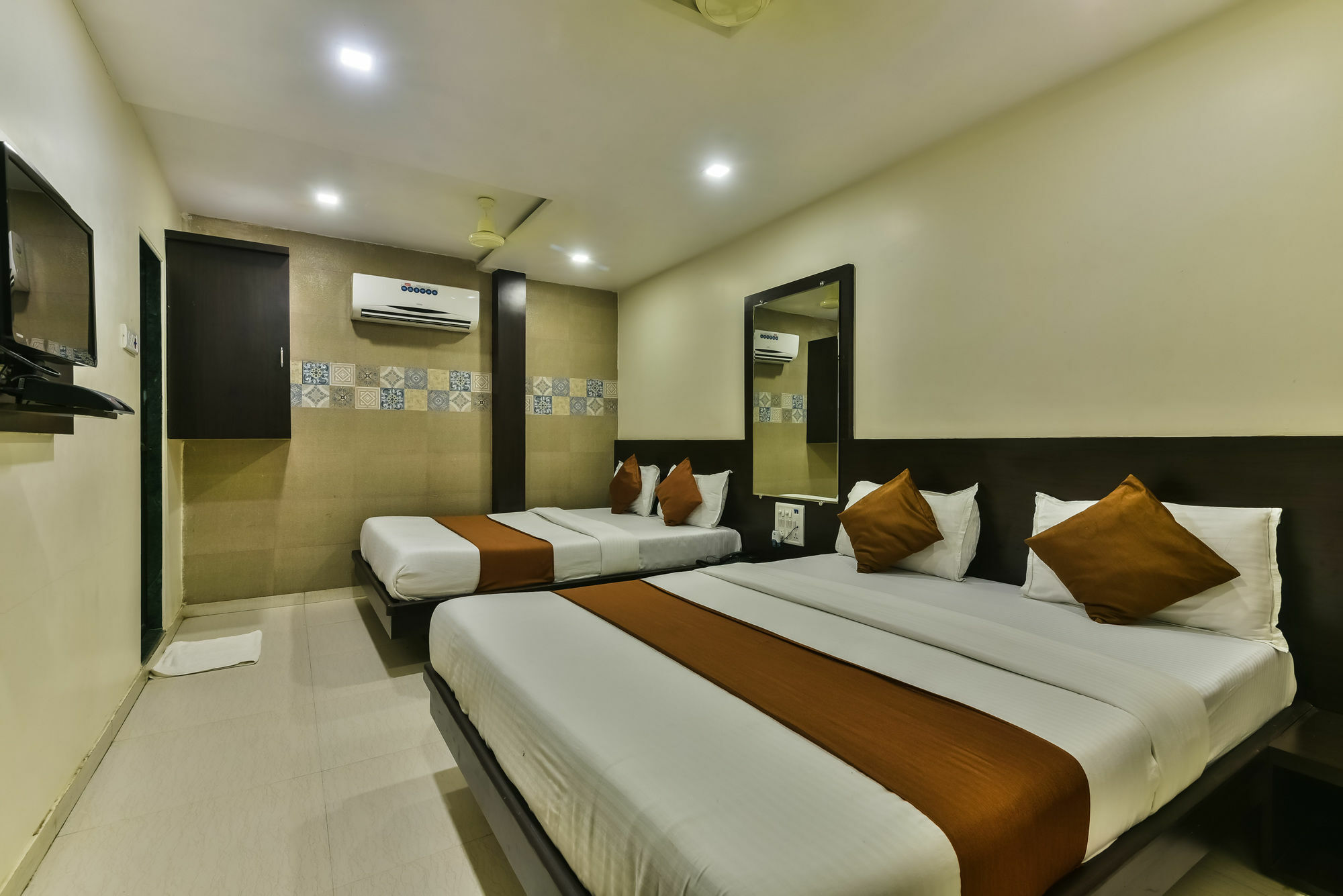 Hotel Guestinn Residency Мумбаи Экстерьер фото