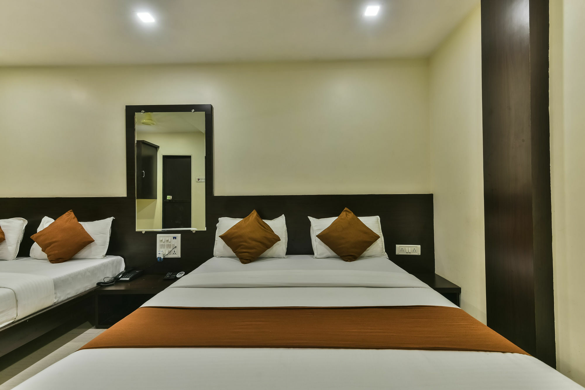 Hotel Guestinn Residency Мумбаи Экстерьер фото