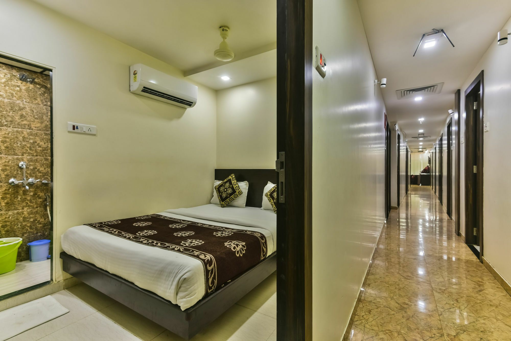 Hotel Guestinn Residency Мумбаи Экстерьер фото