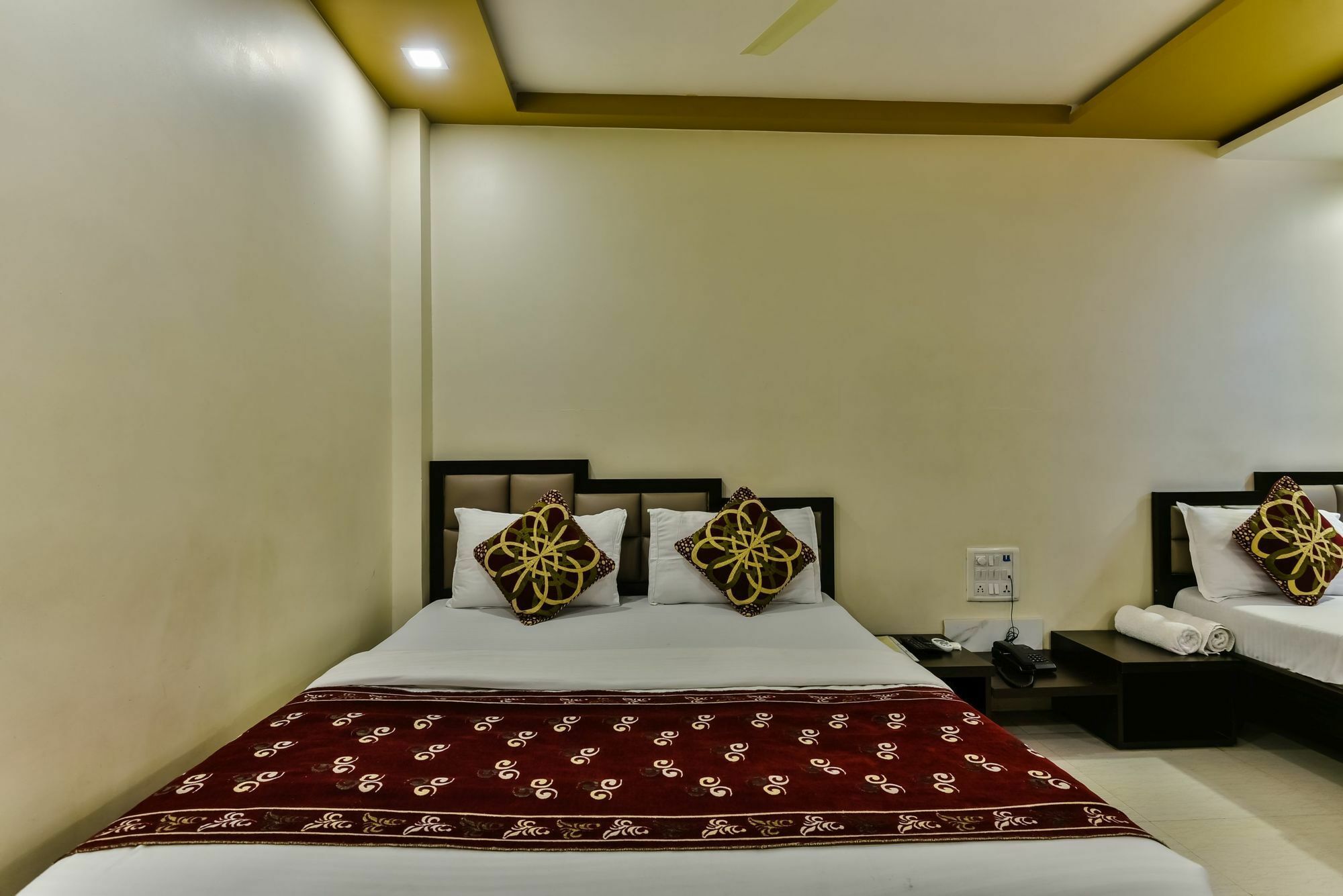 Hotel Guestinn Residency Мумбаи Экстерьер фото